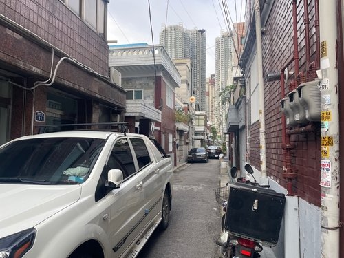 동대문구 용두동의 한 주택가는 주차된 차들로 인해 보행에 어려움이 있다. [촬영 김수지]