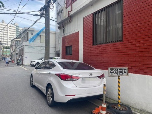 주차금지 팻말 앞에 주차된 차량 [촬영 김수지]