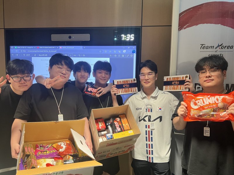 배틀그라운드 모바일 국가대표 선수들이 크래프톤 사옥에서 간식 박스를 들고 기념사진을 촬영하는 모습. 크래프톤 사옥에서 한달간 합숙훈련을 한 선수들을 위해 임우열 크래프톤 배그 모바일 본부장이 직접 간식을 전달하기도 했다.