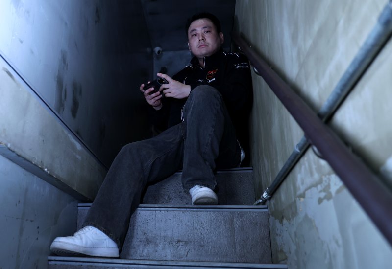 '2022 항저우 아시안게임' 배틀그라운드 모바일 대한민국 국가대표팀 지도자인 윤상훈 감독이 뉴스1과 인터뷰에 앞서 포즈를 취하고 있다. 2023.10.12/뉴스1 ⓒ News1 구윤성 기자