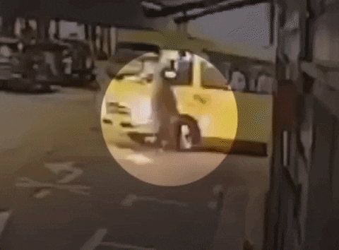 [영상] 골목길 걷던 60대女, 학원 버스 사이드미러에 부딪혀 숨졌다