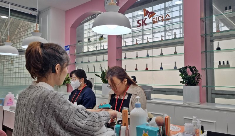 한국장애인고용공단, SK쉴더스는 최근 청각장애인 네일케어 매장 ‘섬섬옥수’ 광명역을 개소했다. 섬섬옥수 광명역점에서 직원들이 네일케어 서비스를 하고 있는 모습. SK쉴더스 제공