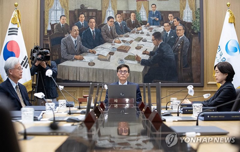 이창용 한국은행 총재가 19일 서울 중구 한국은행에서 열린 금융통화위원회를 주재하고 있다. 2023.10.19 [사진공동취재단]