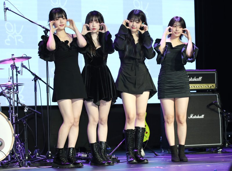 '김계란 걸밴드’ QWER(큐더블유이알) 쵸단(왼쪽부터)과 마젠타, 히나, 시연이 18일 오후 서울 서교동 무신사 개러지에서 가진 데뷔 싱글 1집 '하모니 프롬 디스코드(Harmony from Discord)' 쇼케이스에서 포즈를 취하고 있다. 2023.10.18/뉴스1 ⓒ News1 권현진 기자