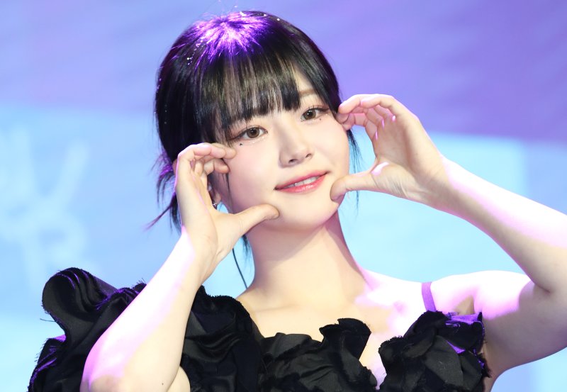 '김계란 걸밴드’ QWER(큐더블유이알) 쵸단이 18일 오후 서울 서교동 무신사 개러지에서 가진 데뷔 싱글 1집 '하모니 프롬 디스코드(Harmony from Discord)' 쇼케이스에서 포즈를 취하고 있다. 2023.10.18/뉴스1 ⓒ News1 권현진 기자