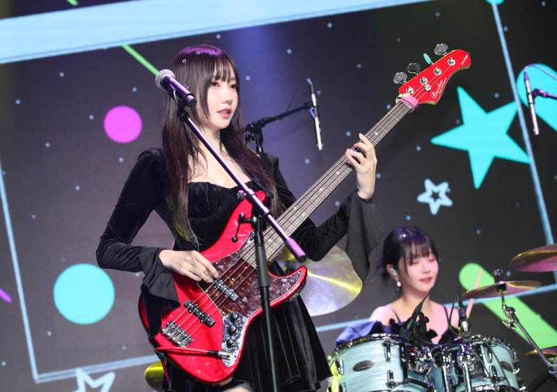 ‘김계란 걸밴드’ QWER(큐더블유이알) 마젠타가 18일 오후 서울 서교동 무신사 개러지에서 가진 데뷔 싱글 1집 '하모니 프롬 디스코드(Harmony from Discord)' 쇼케이스에서 타이틀곡 ‘Discord’(디스코드)를 연주하고 있다. 2023.10.18/뉴스1 ⓒ News1 권현진 기자