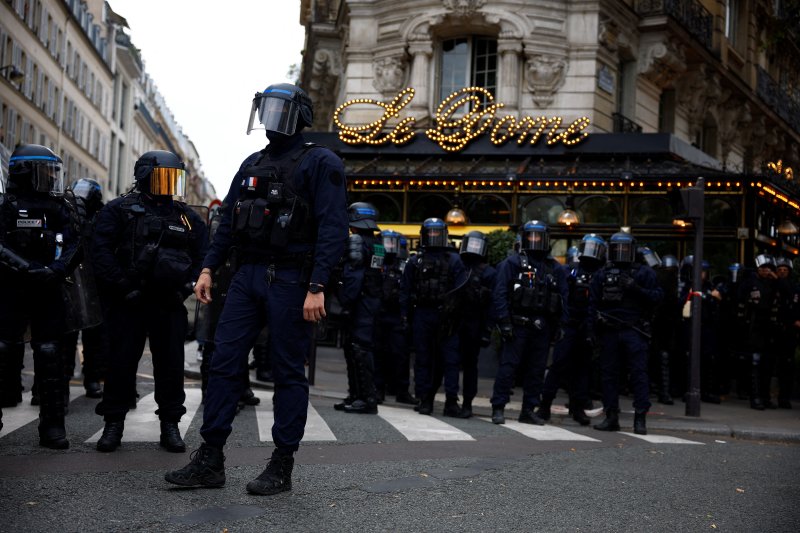 13일(현지시간) 프랑스 파리에서 경찰이 시위가 진행 중인 거리 위에 배치돼 있다. 2023.10.14/ ⓒ 로이터=뉴스1 ⓒ News1 권진영 기자