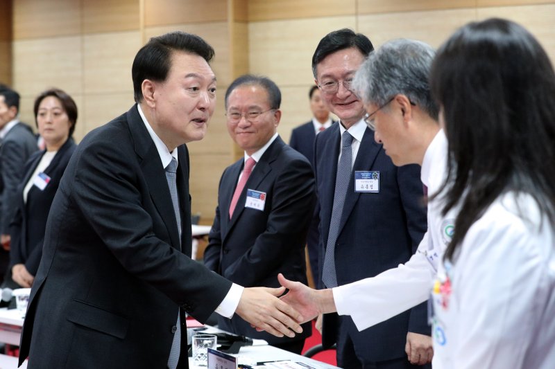 윤석열 대통령이 19일 오전 충북대학교 개신문화관에서 열린 생명과 지역을 살리는 담대한 의료개혁, 필수의료혁신 전략회의에서 참석자들과 인사하고 있다. (충북사진공동취재단) /사진=뉴스1화상