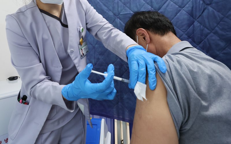 고위험군과 65세 이상 고령자를 대상으로 코로나19 백신 무료접종이 시작된 19일 서울 강서구 부민병원을 찾은 어르신이 코로나19 백신을 접종 받고 있다. 고위험군이 아닌 12~64세 일반인은 11월 1일부터 전국 의료기관이나 보건소에서 무료로 접종 받을 수 있다. 뉴스1 제공.