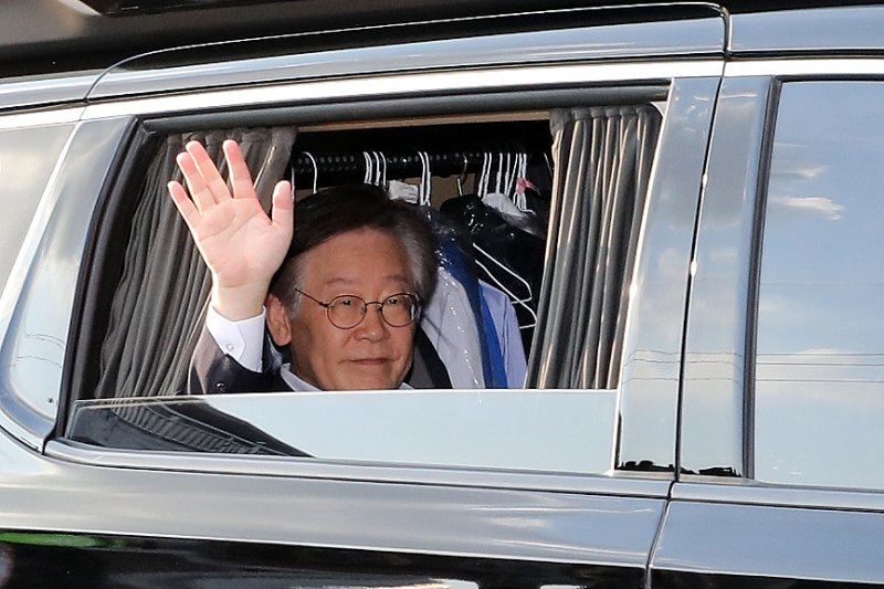 이재명 더불어민주당 대표가 지난 9일 오후 서울 중랑구 녹색병원에서 퇴원하며 지지자들을 향해 손을 흔들고 있다. /사진=뉴시스