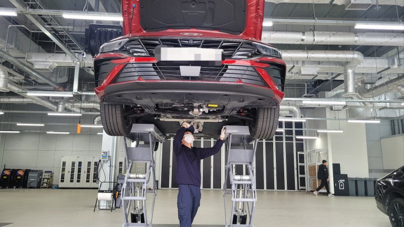 [양산=뉴시스] 강주희 기자=현대자동차는 19일 경남 양산시 하북면 현대 인증중고차 양산센터에서 미디어데이를 열고 인증증고차 사업 공식 출범을 알렸다. 샹품화 B동에서 한 작업자가 리프트로 올린 차량의 내부를 살펴보고 있다. 2023.10.19 zooey@newsis.com *재판매 및 DB 금지