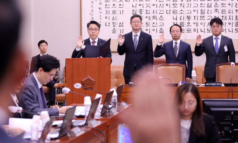 [서울=뉴시스] 고범준 기자 = 김진욱 고위공직자범죄수사처 처장 등이 19일 오후 서울 여의도 국회에서 열린 법제사법위원회 국정감사에서 선서를 하고 있다. 2023.10.19. bjko@newsis.com