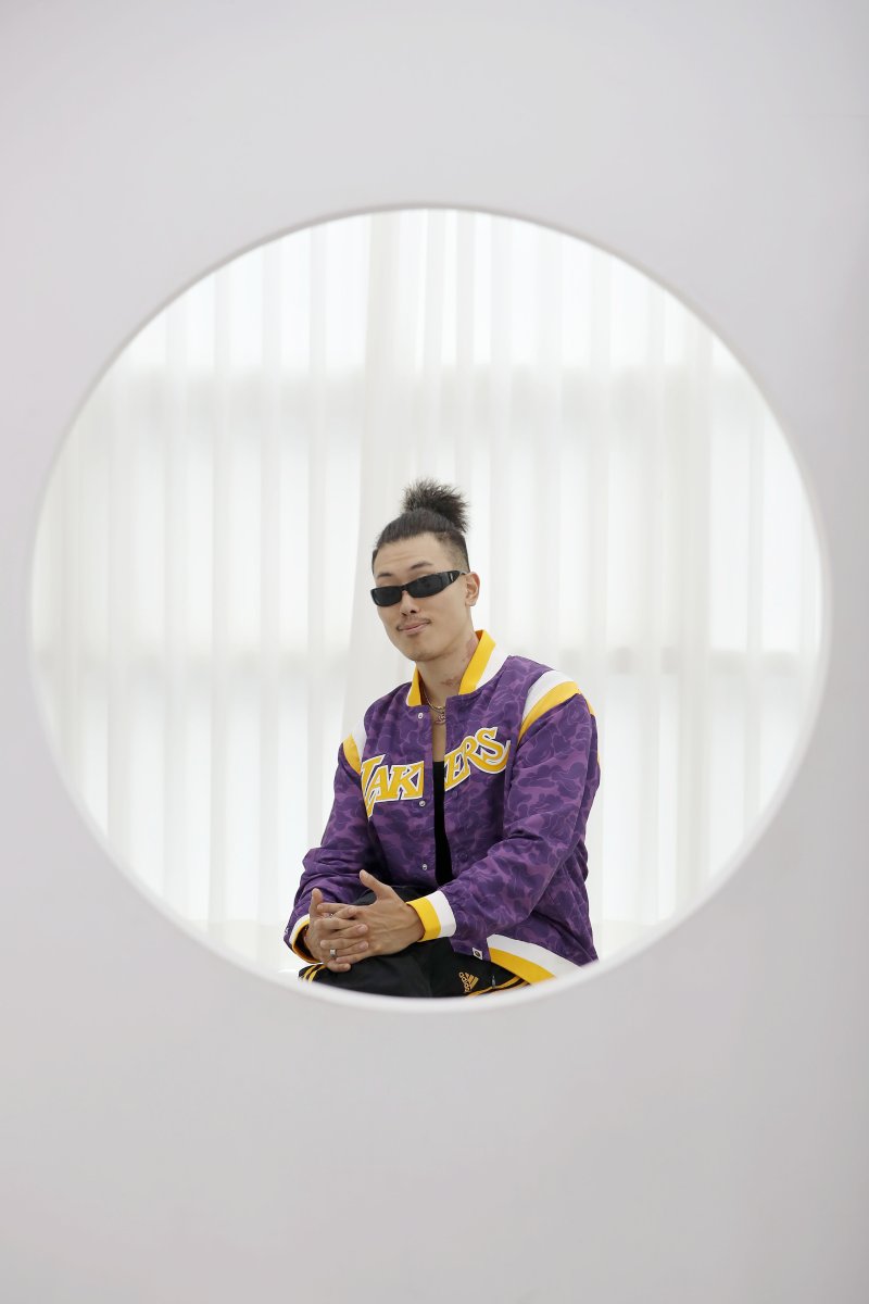 [서울=뉴시스] 최동준 기자 = 크리에이터 김모이 씨가 26일 서울 강서구 한 스튜디오에서 뉴시스와 인터뷰 전 포즈를 취하고 있다. 2023.09.26. photocdj@newsis.com