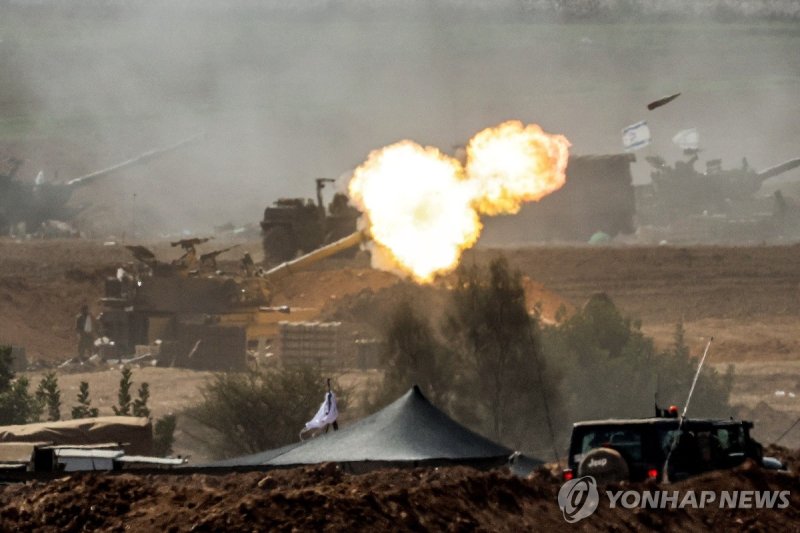 가자지구 향해 포탄 발사하는 이스라엘군 자주포 (이스라엘-가자지구 국경 AFP=연합뉴스) 이스라엘군 M109 155mm 자주포가 12일(현지시간) 남부의 가자지구 국경 인근에서 포탄을 발사하고 있다. 이스라엘은 팔레스타인 무장 정파 하마스가 통치하는 가자지구에 연일 보복 공습을 퍼붓고 있다. 2023.10.13 besthope@yna.co.kr (끝)