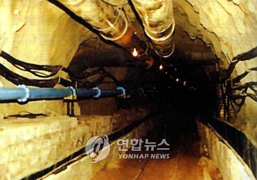 중국의 핵실험용 수평갱(平洞) 내부 장면 동굴 내부의 양 벽면에 케이블이 설치되어 있다/민족뉴스부 기사참조/현대무기장비지식총서 핵무기장비편(중국)/2005.5.19 (서울=연합뉴스)