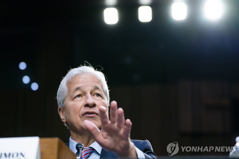 다이먼 JP모건 CEO FILE - JPMorgan Chase & Company Chairman and CEO Jamie Dimon testifies at a Senate Banking Committee annual Wall Street oversight hearing, Thursday, Sept. 22, 2022, on Capitol Hill in Washington. JPMorgan Chase’s third-quarter profit soared 35% from last year, fueled by a rapid rise in 