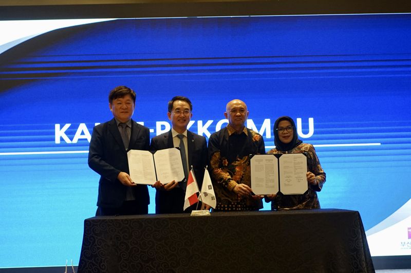 지난 11일 인도네시아 자카르타에서 열린 업무협약식에서 이정훈 한국자동차부품소재산업기술연구조합 이사, 진양현 부산경제진흥원장, 떼텐 마스두끼 인도네시아 중기부 장관, 로살리나 인니중소자동차부품제조기업협회 회장(왼쪽부터)이 기념촬영을 하고 있다. 부산경제진흥원 제공