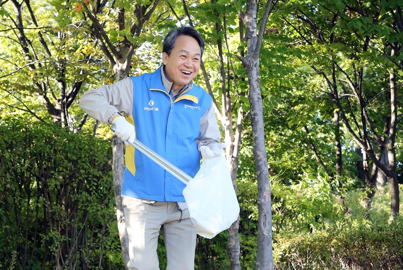 진옥동 신한금융그룹 회장이 20일 서울 남산에서 플로깅 봉사활동을 하고 있다. 이날 행사에는 그룹사 CEO들도 함께 참여했다. 신한금융 제공