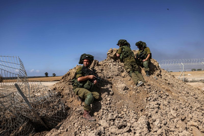 미국이 20일(현지시간) 이스라엘에 140억달러 군사지원 방안을 발표했다. 이날 이스라엘군 병사들이 가자지구 접경지대의 무너진 철책 주변에서 경계를 서고 있다. AFP연합