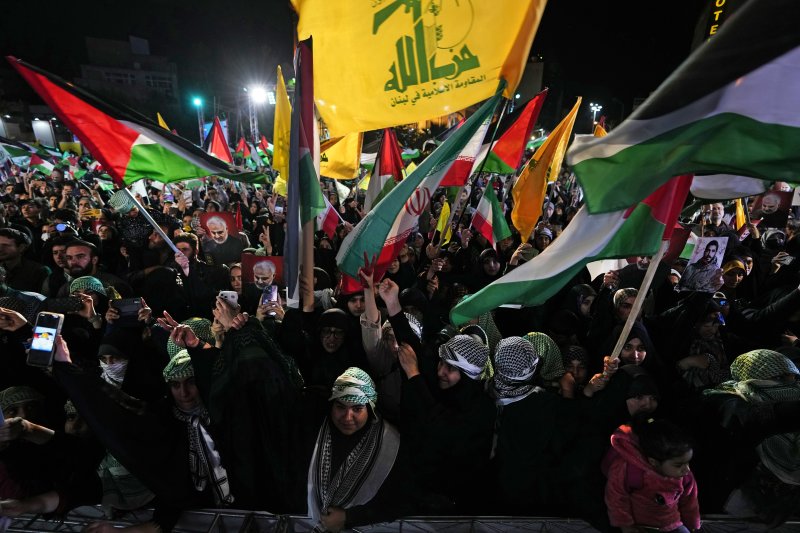 20일(현지시간) 이란 테헤란에서 이란 시민들이 이란 국기와 팔레스타인 국기, 레바논 무장정파 헤즈볼라의 깃발을 들고 미국 및 이스라엘을 비난하는 시위를 하고 있다.AP뉴시스