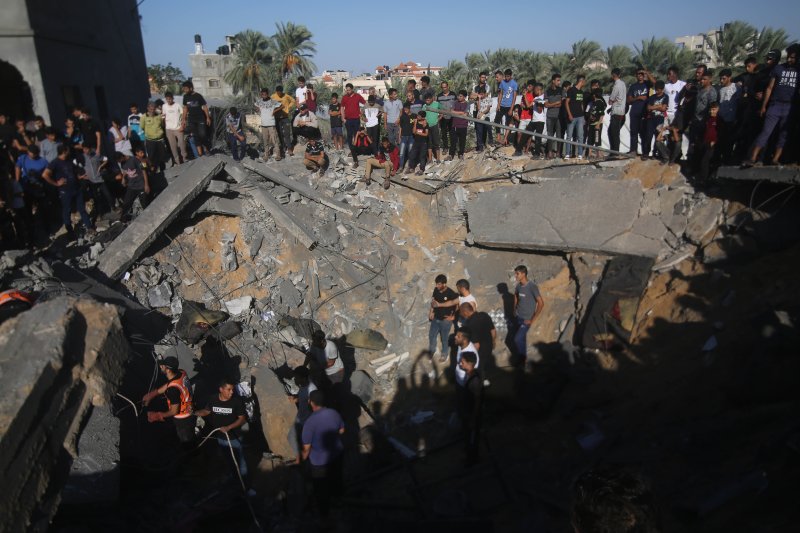 가자지구 남쪽 이집트 접경 지역인 라파시에서 20일(현지시간) 주민들이 이스라엘군의 폭격으로 무너진 건물 잔해더미를 헤치고 생존자들을 구조하고 있다. 팔레스타인 당국은 이스라엘의 공습으로 지금까지 4137명이 목숨을 잃었다고 밝혔다. 신화연합
