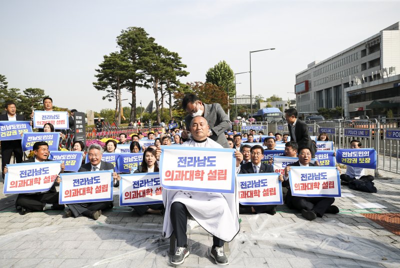 [서울=뉴시스] 정병혁 기자 = 더불어민주당 김원이 의원이 18일 서울 용산구 전쟁기념관 앞에서 열린 윤석열정권 전라남도 의과대학 유치 촉구 집회에서 삭발을 하고 있다. 2023.10.18. jhope@newsis.com