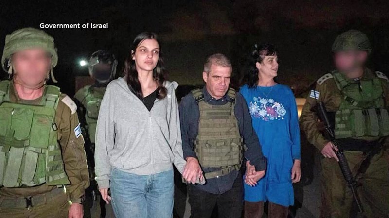 지난달 20일 이스라엘 정부가 공개한 사진 속에서 하마스에게 납치됐던 여성 인질 2명이 이스라엘군의 호위를 받아 이동하고 있다.AFP연합뉴스