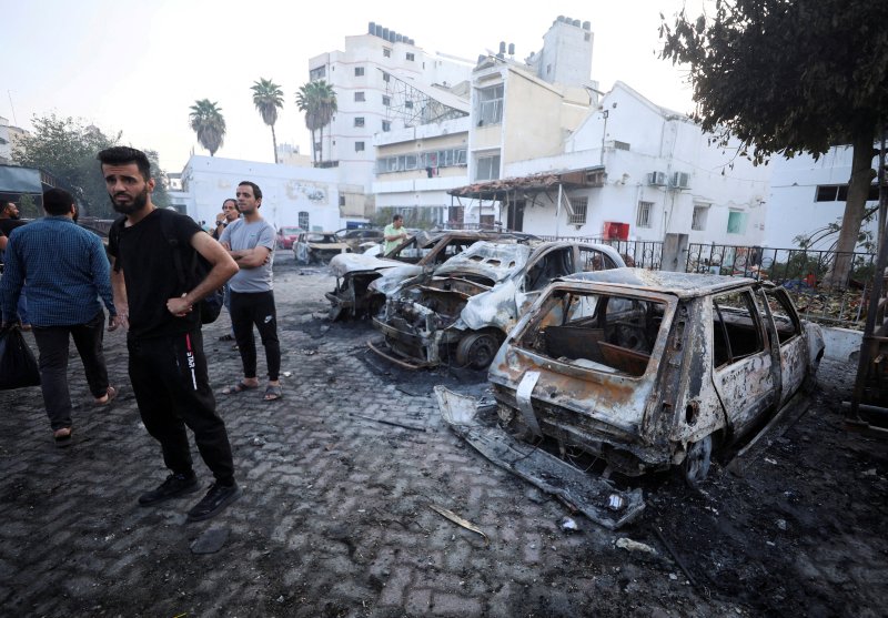 지난달 18일(현지시간) 팔레스타인 가자지구 가자시티의 알 아흘리 병원에서 관계자들이 전날 폭발 사건 현장을 둘러보고 있다.로이터연합뉴스