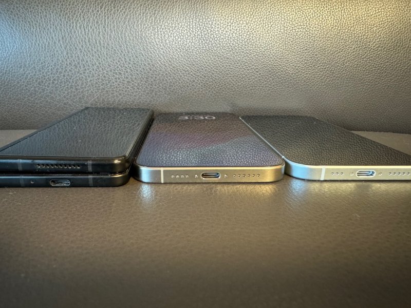 [서울=뉴시스]아이폰15 시리즈에는 아이폰 최초로 USB-C 충전단자가 탑재됐다. 사진은 왼쪽부터 갤럭시 Z 폴드3, 아이폰15 프로 맥스, 아이폰15. 세 스마트폰의 충전단자 규격이 모두 동일하다. (사진=윤현성 기자)