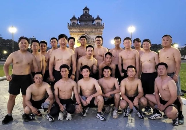 이만수 전 감독이 라오스 야구 국가대표 선수들과 '속옷 퍼포먼스'를 펼쳤다.(이만수 감독 제공)