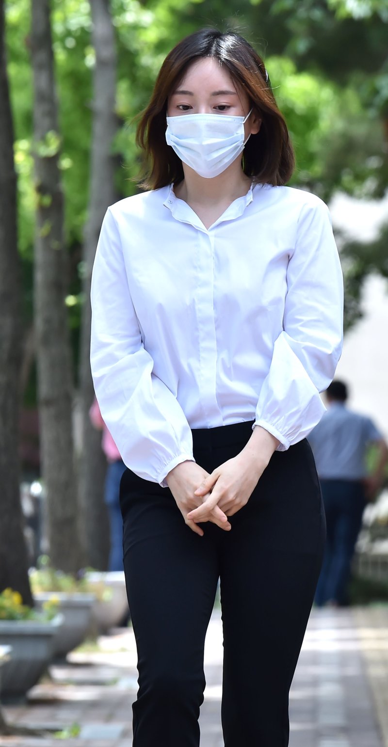 [수원=뉴시스] 김종택 기자=마약 투약 등의 혐의로 구속된 남양유업 창업주의 외손녀 황하나 씨가 1심에서 징역1년에 집행유예 2년을 선고 받고 19일 오전 경기도 수원시 팔달구 수원구치소를 나오고 있다. 2019.07.19. semail3778@naver.com