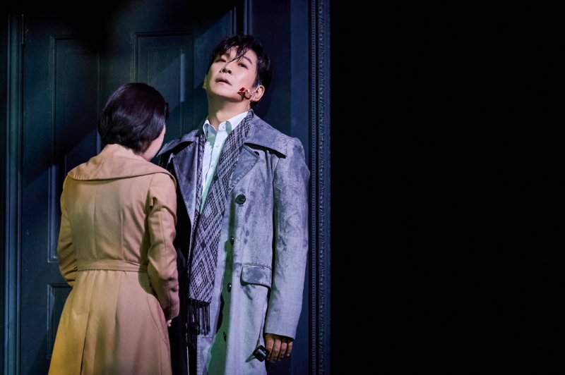 [서울=뉴시스]뮤지컬 '레베카' 공연 사진. '막심 드 윈터' 역의 민영기. (사진=EMK뮤지컬컴퍼니 제공) 2023.10.20. photo@newsis.com *재판매 및 DB 금지