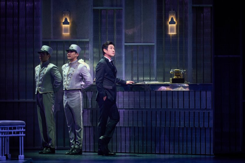 [서울=뉴시스]뮤지컬 '레베카' 공연 사진. '막심 드 윈터' 역의 민영기. (사진=EMK뮤지컬컴퍼니 제공) 2023.10.20. photo@newsis.com *재판매 및 DB 금지