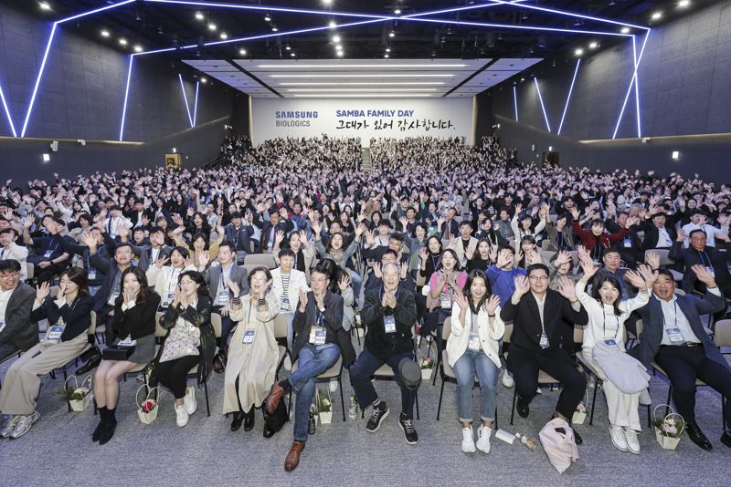 삼성바이오로직스가 지난 21일 인천 송도 본사에서 진행한 임직원 부모초청행사에서 참석자들이 기념사진 촬영을 하고 있다. 삼성바이오로직스 제공.