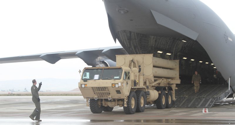 지난 2019년 5월 1일 이스라엘 중부 네바팀 공군기지에서 미국의 고고도 미사일 방어체계(THAAD·사드) 발사기가 하역되고 있다.AFP연합뉴스