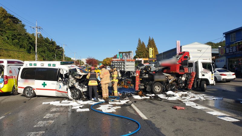 27일 오후 3시쯤 전남 순천시 조례동 편도 4차선 도로에서 5톤 트럭(사다리차)와 사설구급차가 충돌하는 사고가 발생해 경찰과 소방당국이 현장 수습을 하고 있다.(순천소방서 제공) 2022.10.27/뉴스1 ⓒ News1 김동수 기자