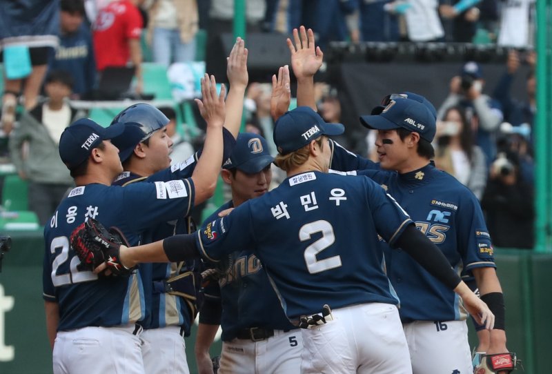 [인천=뉴시스] 인천 SSG랜더스필드에서 열린 2023 KBO 포스트시즌 준플레이오프 NC다이노스 대 SSG랜더스 경기 1차전, 4대3으로 SSG을 꺾은 NC 선수들이 자축하고 있다.