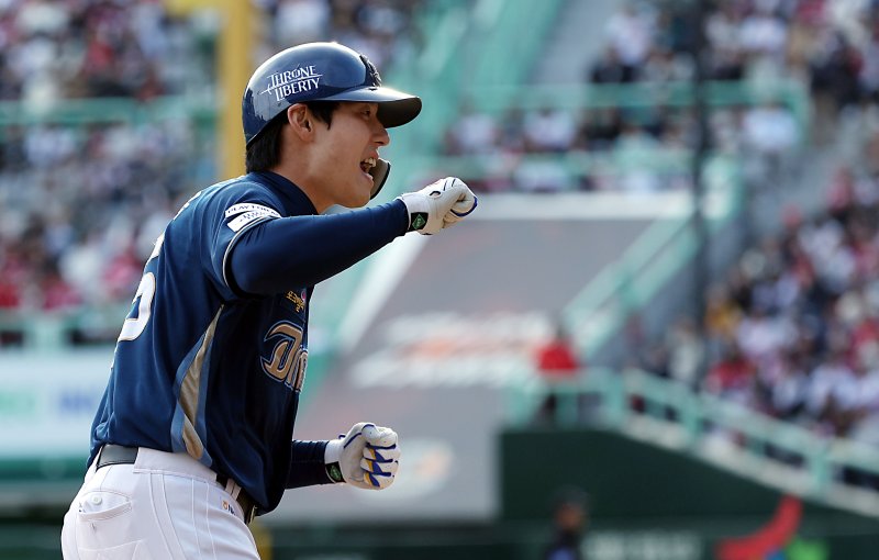 22일 인천 SSG랜더스필드에서 열린 프로야구 '2023 신한은행 SOL KBO 포스트시즌' 준플레이오프 1차전 SSG 랜더스와 NC 다이노스의 경기 8회초 1사 주자 1루 상황 NC 김성욱이 좌중간 투런홈런을 때린 뒤 3루 베이스를 돌며 포효하고 있다 (사진 = 뉴스1)