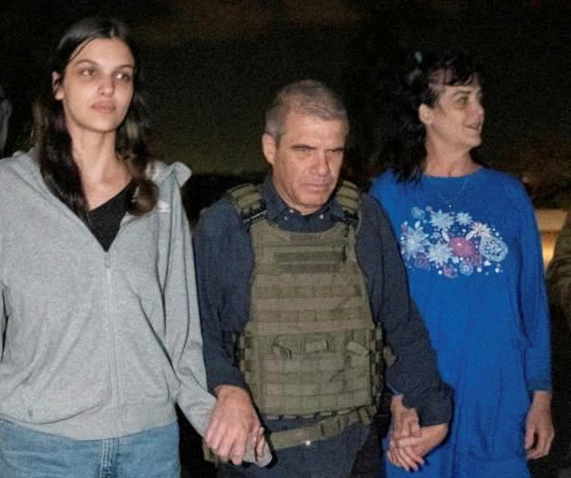 팔레스타인 무장정파 하마스에 납치됐다가 지난 20일(현지시간) 석방된 미국 국적 인질 주디스 라난(오른쪽)과 그의 딸 나탈리 라난(왼쪽)이 이스라엘군에 의해 안전한 곳으로 인도되고 있다. 로이터연합뉴스