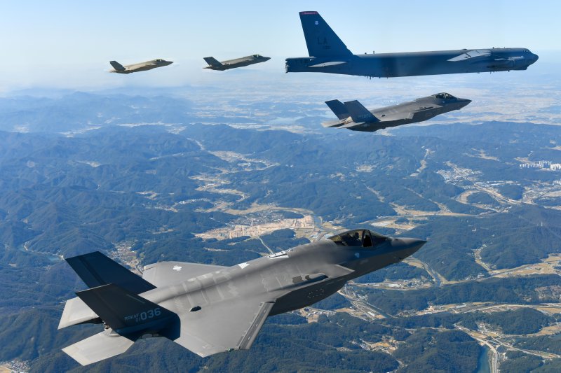 지난 2023년 10월 17일 미국 공군 B-52H 전략폭격기와 우리 공군 F-35A 전투기들이 한반도 상공에서 한미연합 공중훈련을 하고 있다.<div id='ad_body3' class='mbad_bottom' ></div> 사진=공군 제공