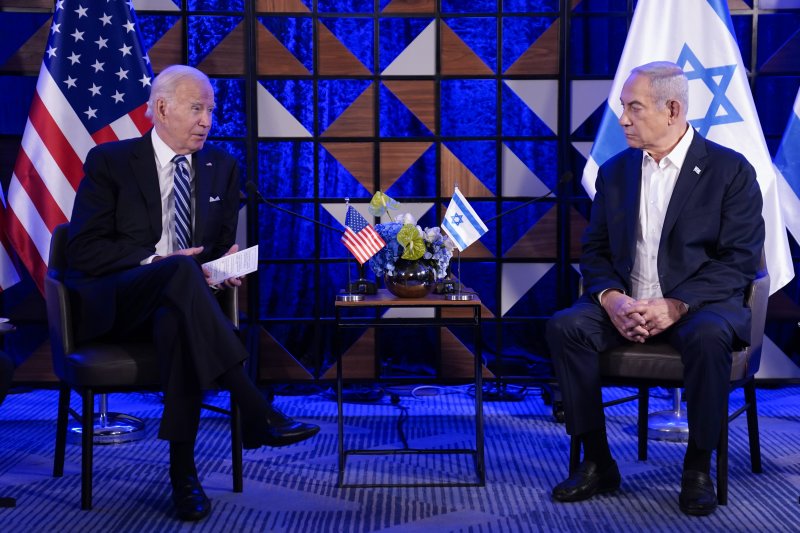미국의 조 바이든 대통령(왼쪽)이 지난달 18일(현지시간) 이스라엘 텔아비브에서 베냐민 네타냐후 이스라엘 총리와 대화하고 있다.AP연합뉴스
