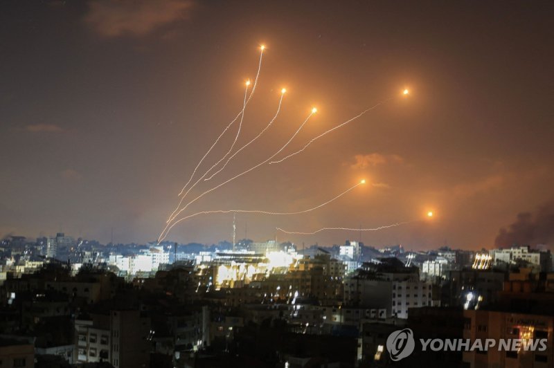 가자지구에서 발사된 로켓 요격하는 아이언돔 요격 미사일 궤적 Israel's Iron Dome air defence system intercepts rockets launched from Gaza on October 11, 2023. Israel kept up its bombardment of Hamas targets in the Gaza Strip on October 11, as Prime Minister Benjamin Netanyahu and a political rival announced an emergency govern