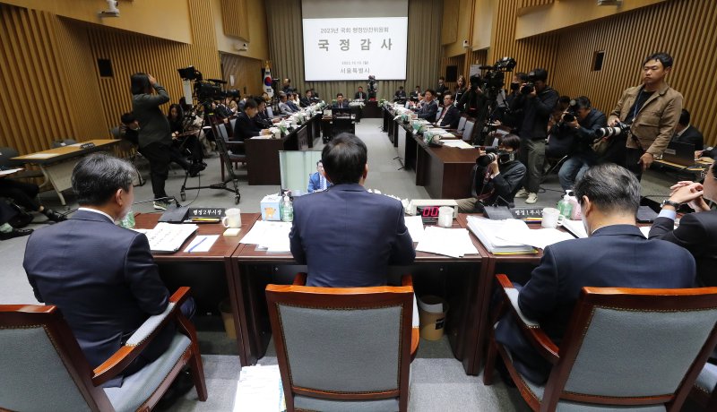 16일 중구 서울시청에서 열린 국회 행정안전위원회의 서울시에 대한 국정감사에 출석해 의원들 질의에 답하고 있다. (사진은 기사 내용과 무관함) 2023.10.16/뉴스1 ⓒ News1 박세연 기자