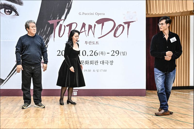 지난 19일 서울 종로구 세종문화회관에서 열린 오페라 '투란도트' 기자간담회에서 테너 이용훈과 소프라노 서선영, 베이스 양희준(오른쪽부터)이 오페라의 한 장면을 시연하고 있다. 세종문화회관 제공