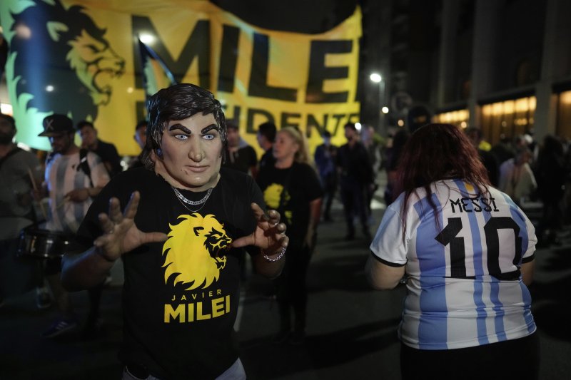 아르헨티나 대선 후보 하비에르 밀레이의 지지자가 22일(현지시간) 대선이 종료된 뒤 부에노스아이레스에 있는 선거 사무실 앞에 모여있다. AP연합뉴스