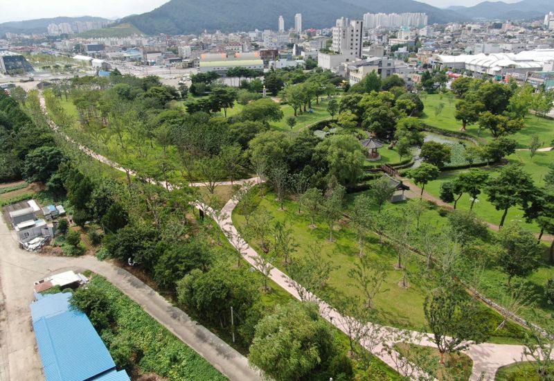 전남도가 생활권 주변 쾌적한 녹지공간 조성을 위해 전국에서 가장 많은 '기후대응 도시숲' 조성 사업비 359억원을 확보해 대규모 숲을 조성한다. 사진은 광양시광양시 폐철도부지에 조성된 '기후대응 도시숲' 모습. 전남도 제공