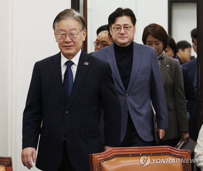 이재명 더불어민주당 대표가 23일 국회에서 열린 최고위원회의에 입장하고 있다. 연합뉴스