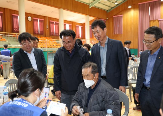 NH농협생명 의료봉사단이 지난 21일 전라남도 고흥군 흥양농협 관내에서 연세세브란스 의료진과 함께 제5차 농촌의료지원 봉사활동을 실시하고 있다. 사진=NH농협생명 제공