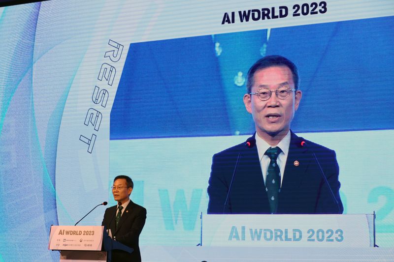 AI World 2023이 23일 서울 여의도 콘래드호텔 그랜드볼룸에서 파이낸셜뉴스, 과학기술정보통신부 주최로 열렸다. 이종호 과학기술정보통신부 장관이 환영사를 하고 있다. 사진=서동일 기자