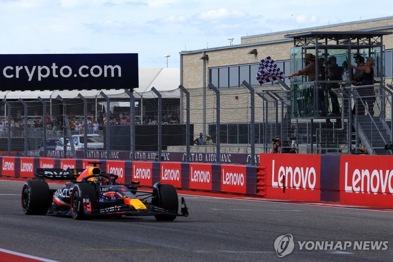 가장 먼저 체커기를 받은 막스 페르스타펀의 머신 Formula One F1 - United States Grand Prix - Circuit of the Americas, Austin, Texas, U.S. - October 22, 2023 Red Bull's Max Verstappen takes the chequered flag to win the race REUTERS/Brian Snyder